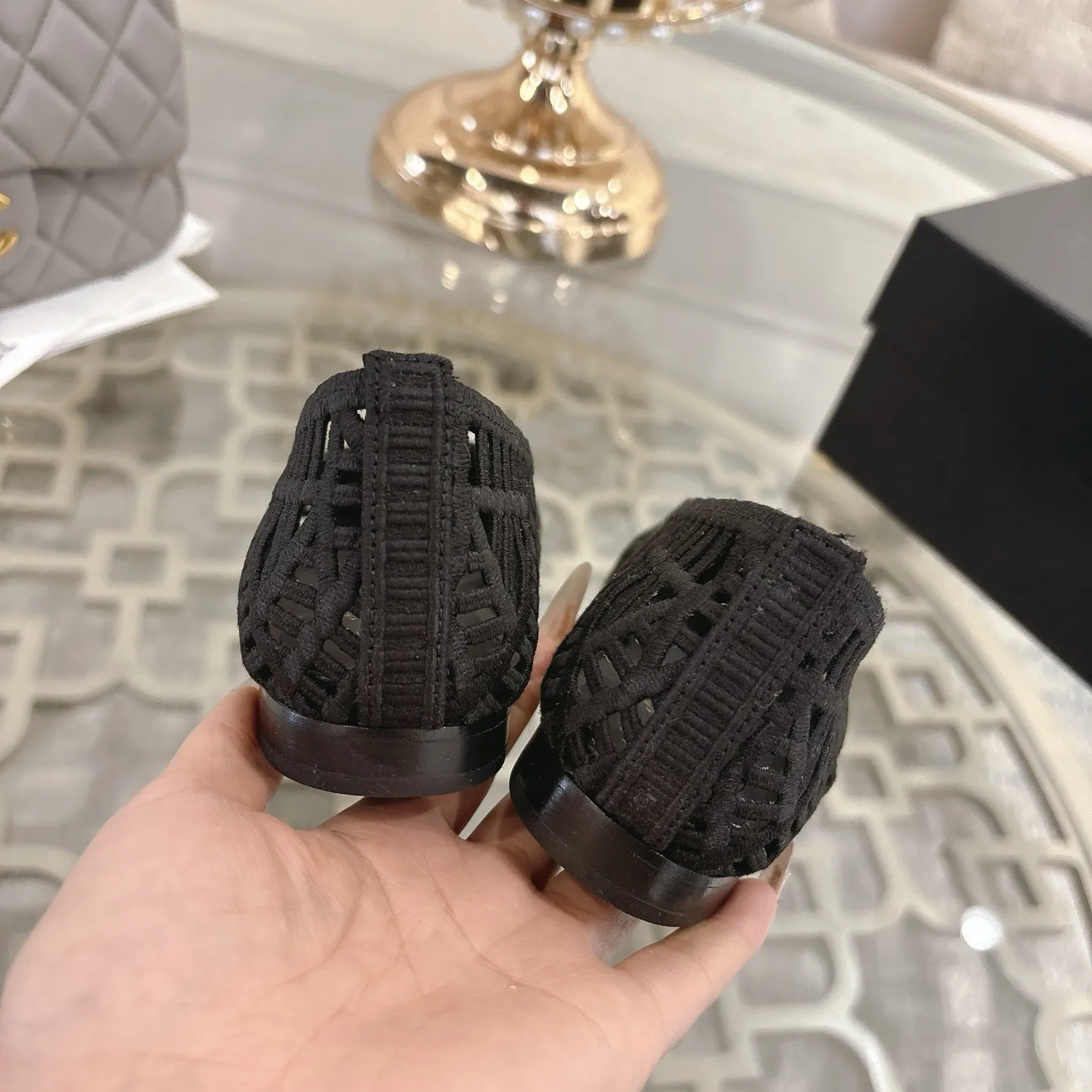 👟👟Ex-factory price 520👟👟 Chanel 25SS finally comes out with woven ballet shoes‼ ️ Shoes worthy of their own article, I have to say that they are finally waiting for you! So elegant and chill. Wear it in the summer to enjoy the breeze and walk on the street. Round square toe design. Cute and cute~ The appearance is super online. When you wear it, you will feel like a wealthy daughter. I thought it was good-looking. Only when I put it on my feet do I know how easy it is to wear~ Upper: Exclusive custom-made mesh (comfortable and breathable) Foot pad: Sheepskin Outsole: Genuine leather sole imported from Italy Size: 35-39 (customized at 40.41.42)